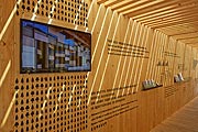 Die mobile Ausstellung schauholz zeigt Beispiele innovativer Holzarchitektur aus Stadt und Land und begleitet den Kreislauf-Werkstoff Holz von der Bereitstellung hin zum fertigen Gebäude (©Foto: Maik Kern)